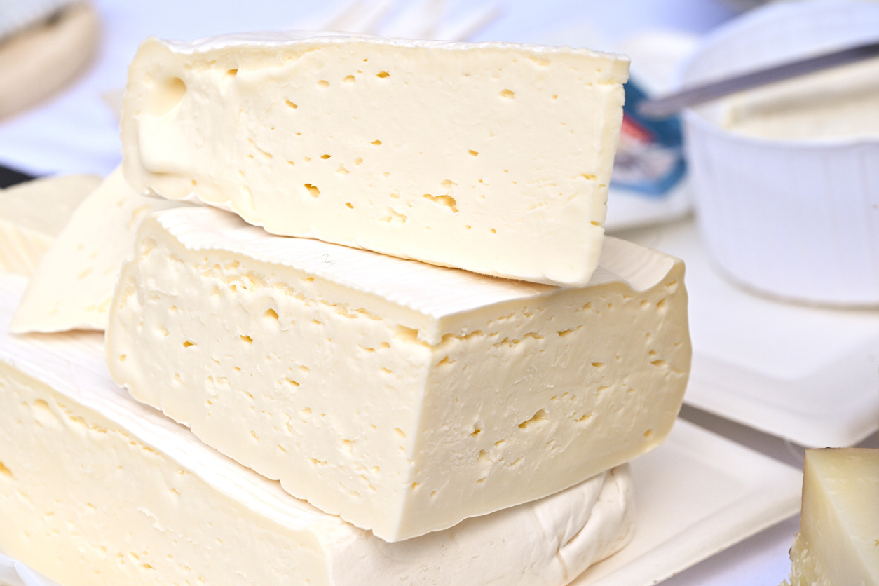 Alerta en Funes y la región: un queso de una marca de primera línea bajo sospecha por una infección grave